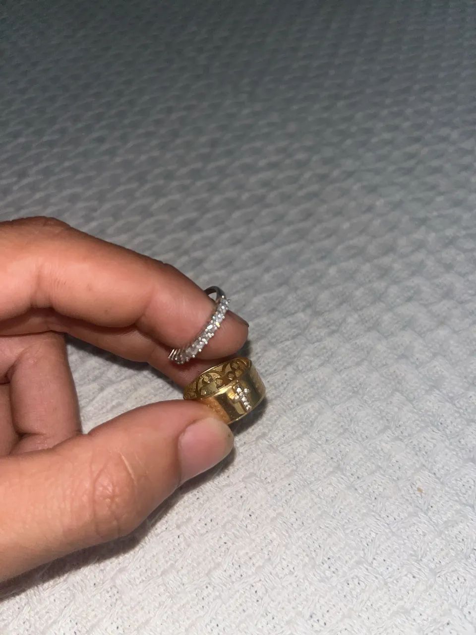 Dois anéis, ouro 18k 4.4g e um de prata.
