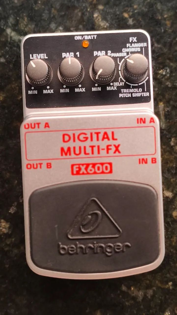 BEHRINGER FX600 - Pedal multi efeitos 