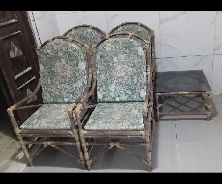 CONJUNTO DE 4 CADEIRAS  E 1 CENTRO.