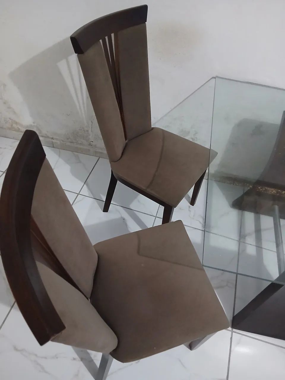 Mesa de madeira, com tampo de vidro com 4 cadeiras - Foto 2