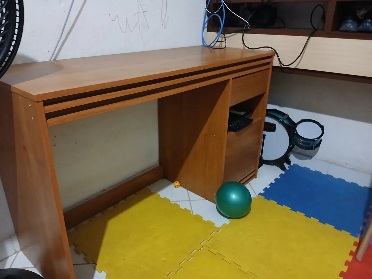 MESA DE MADEIRA com GAVETA  R$180,00 - Foto 2