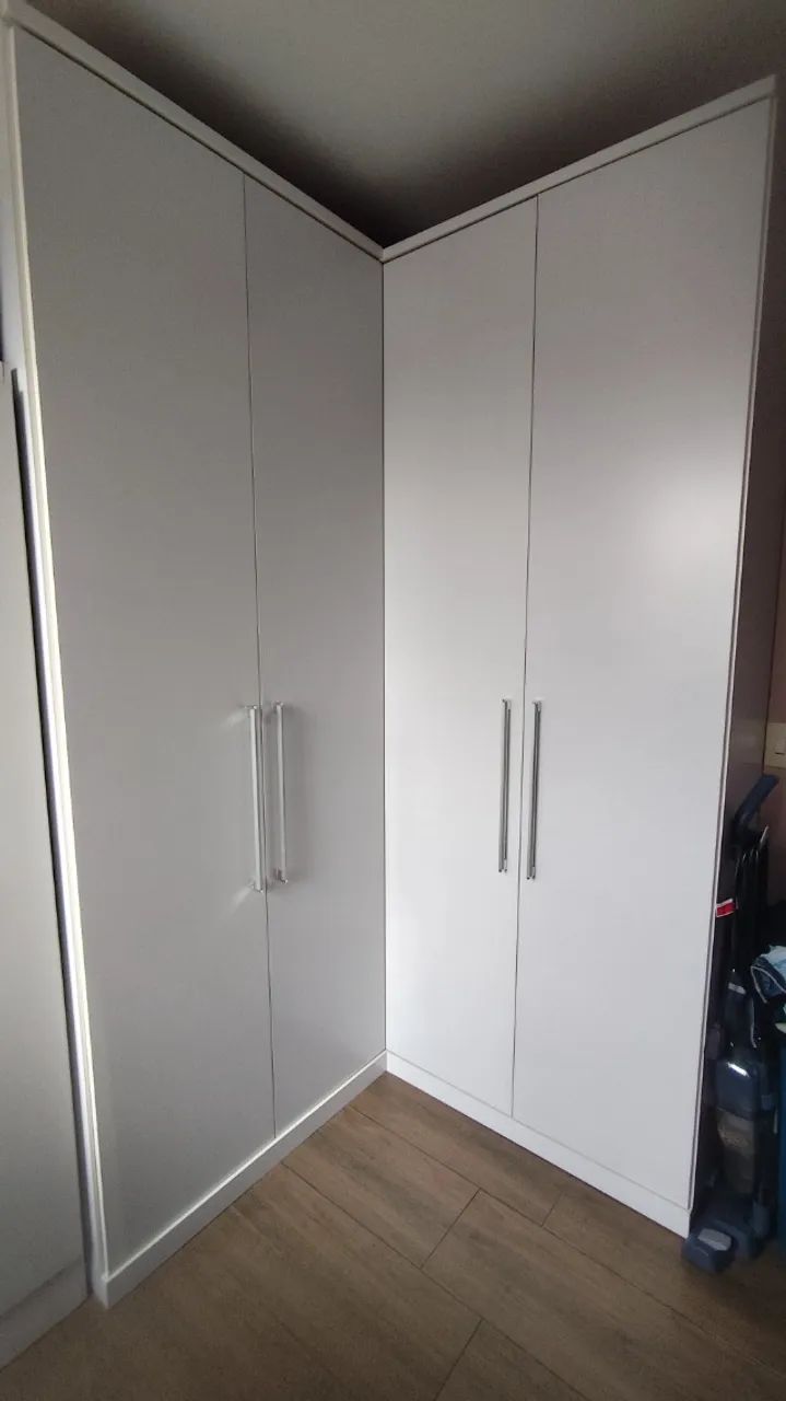 Guarda-roupa de canto 