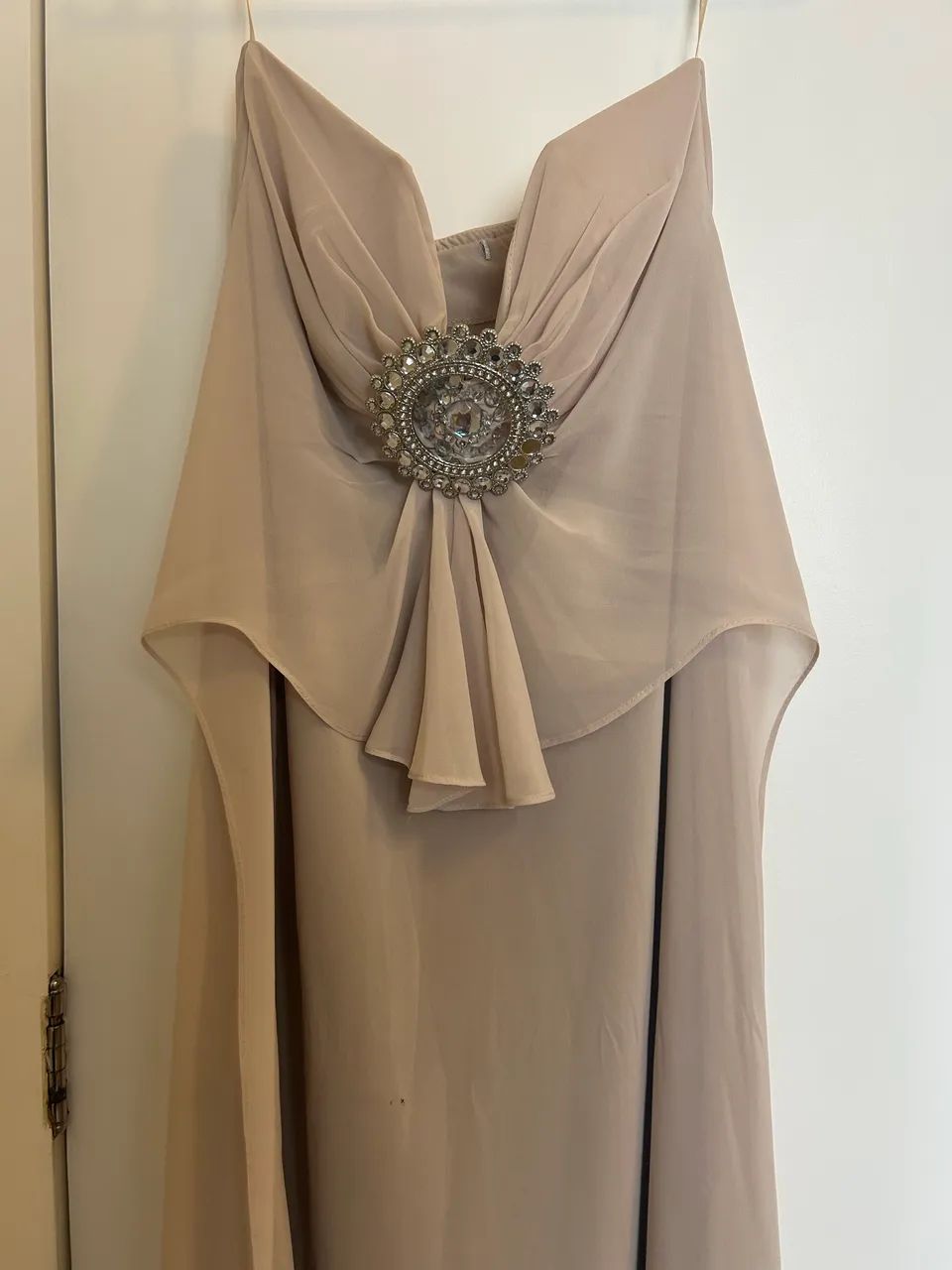 Vestido de festa com broche de pedras 