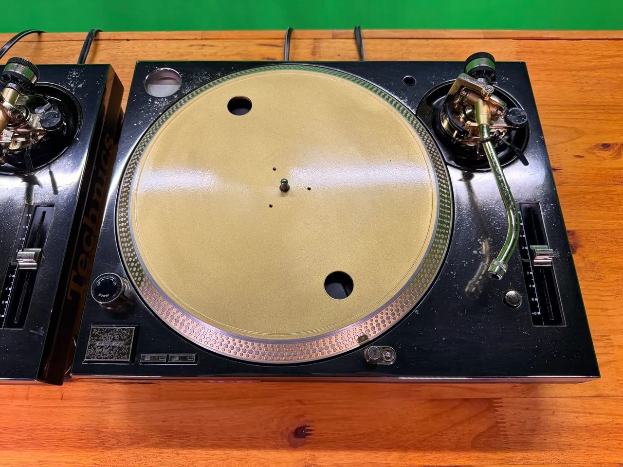 Par Technics SL1200MK5 dourada com case - Foto 3
