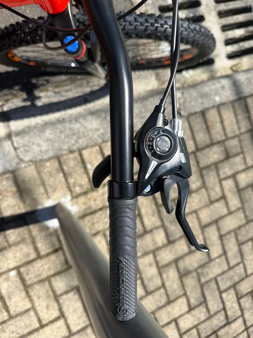 Bicicleta KLS aro 29 laranja neon - Foto 3