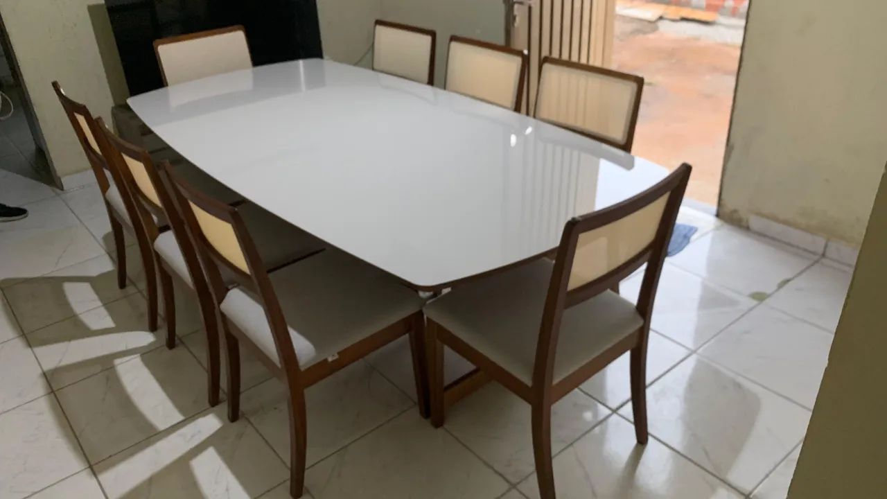 Mesa resistente de madeira 