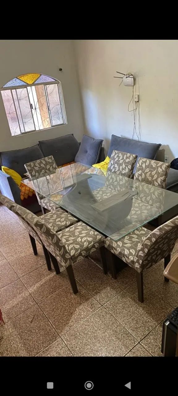 Mesa de vidro com seis cadeiras