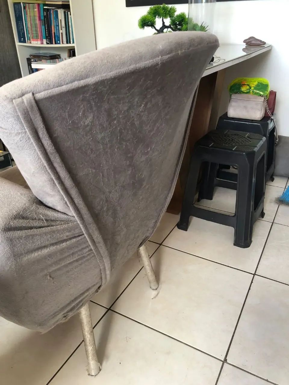 Duas poltronas cinzas, altamente confortáveis. - Foto 4