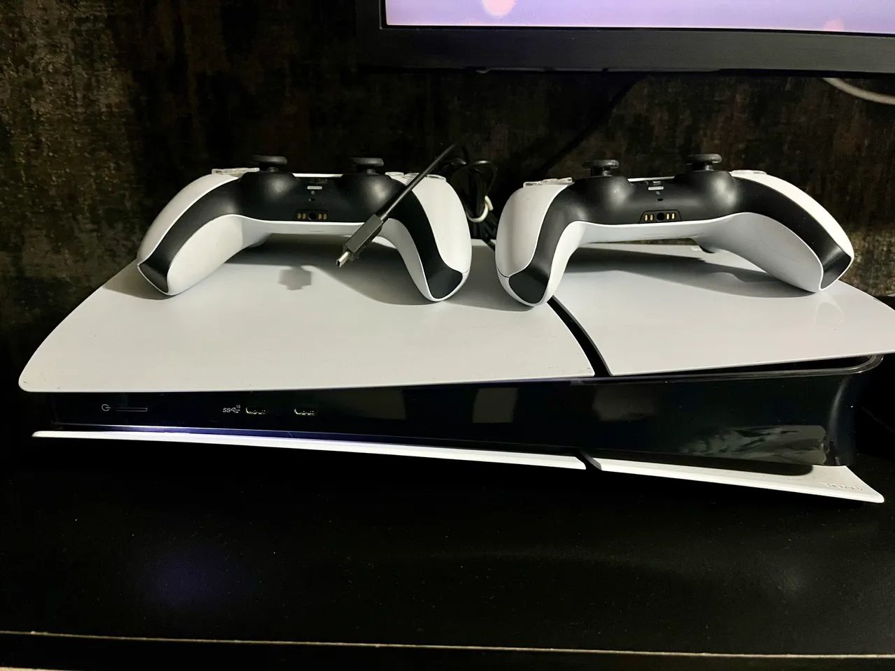 PS5 slim 1tb com 2 controles  - Foto 2