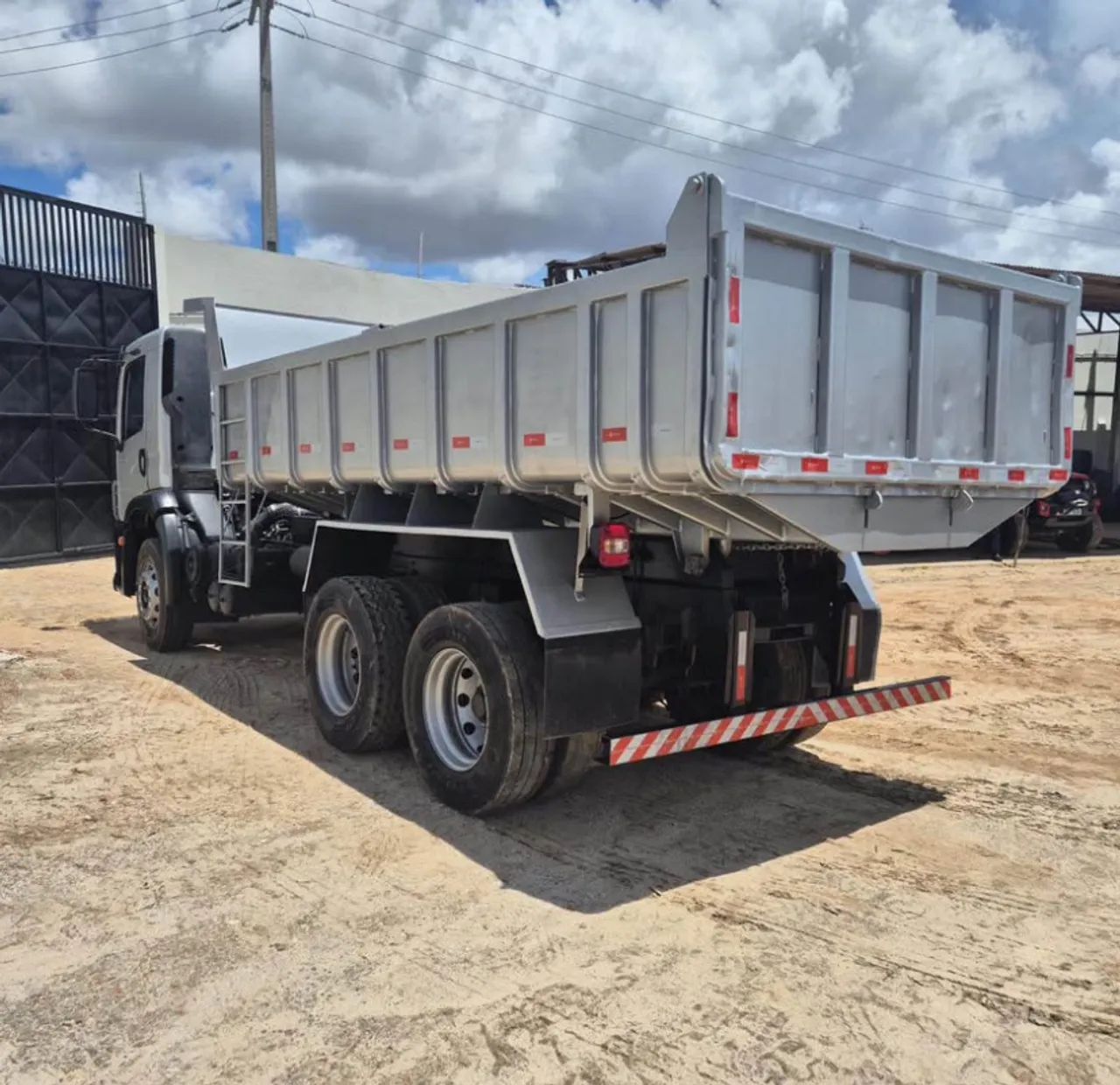 Caminhão 24250 caçamba em Sergipe - Foto 2