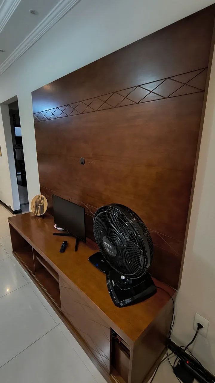 Rack com painel em madeira muito conservado 