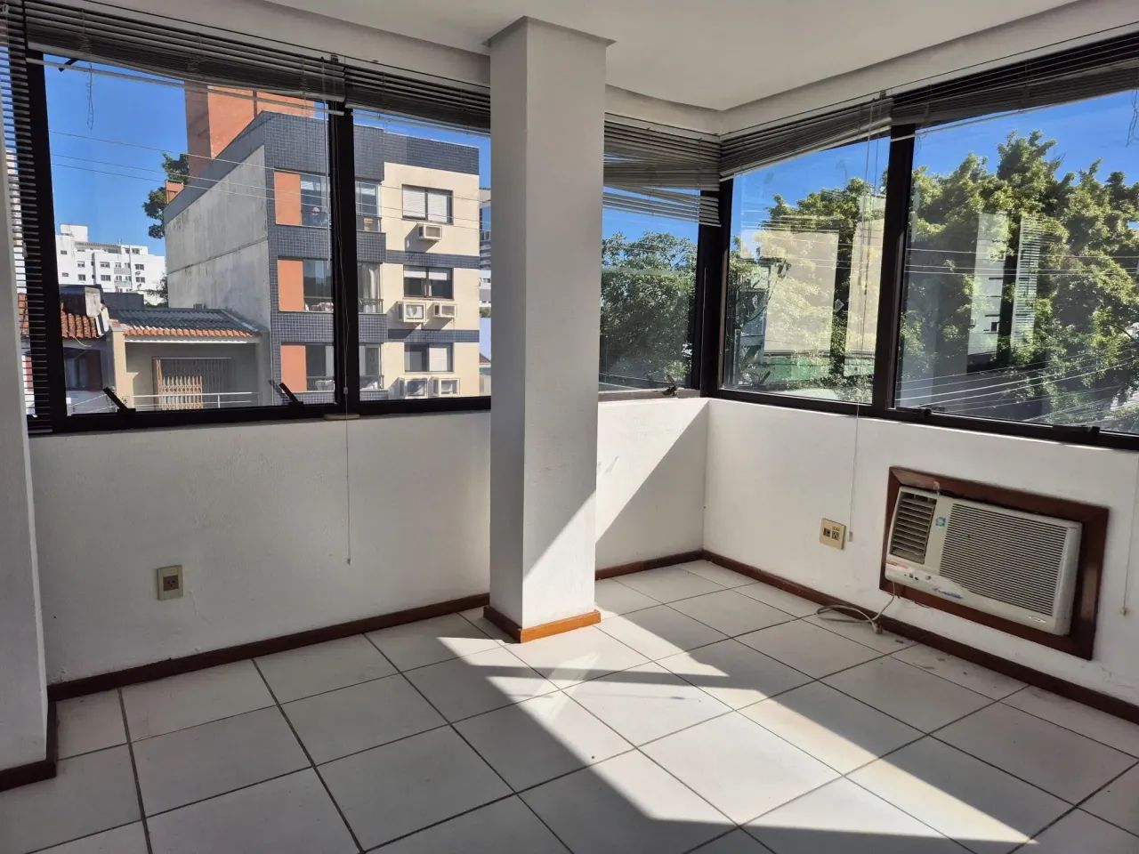 Sala com 6 divisórias e 2 vagas - Foto 5