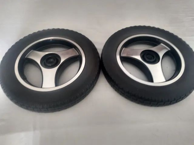  Par de Rodas Traseira Com Pneus  Maciço ( semi novas ) - Foto 2