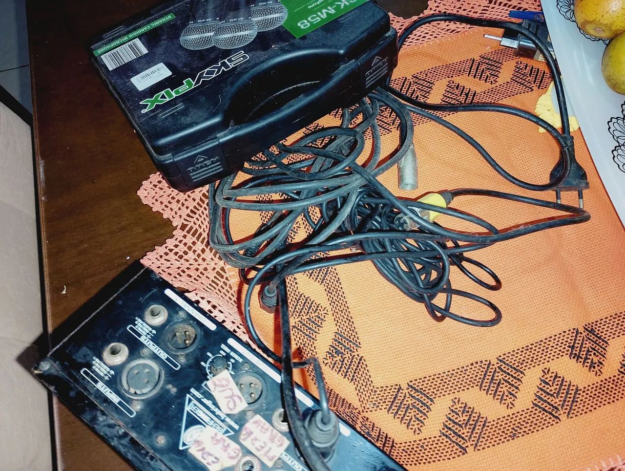 Equalizador profissional e microfone novos  - Foto 4