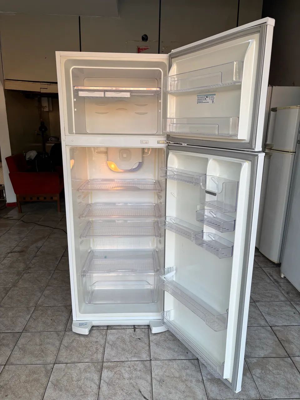 GELADEIRA DUPLEX ELETROLUX SEMI NOVA 460 LITROS  - Foto 3