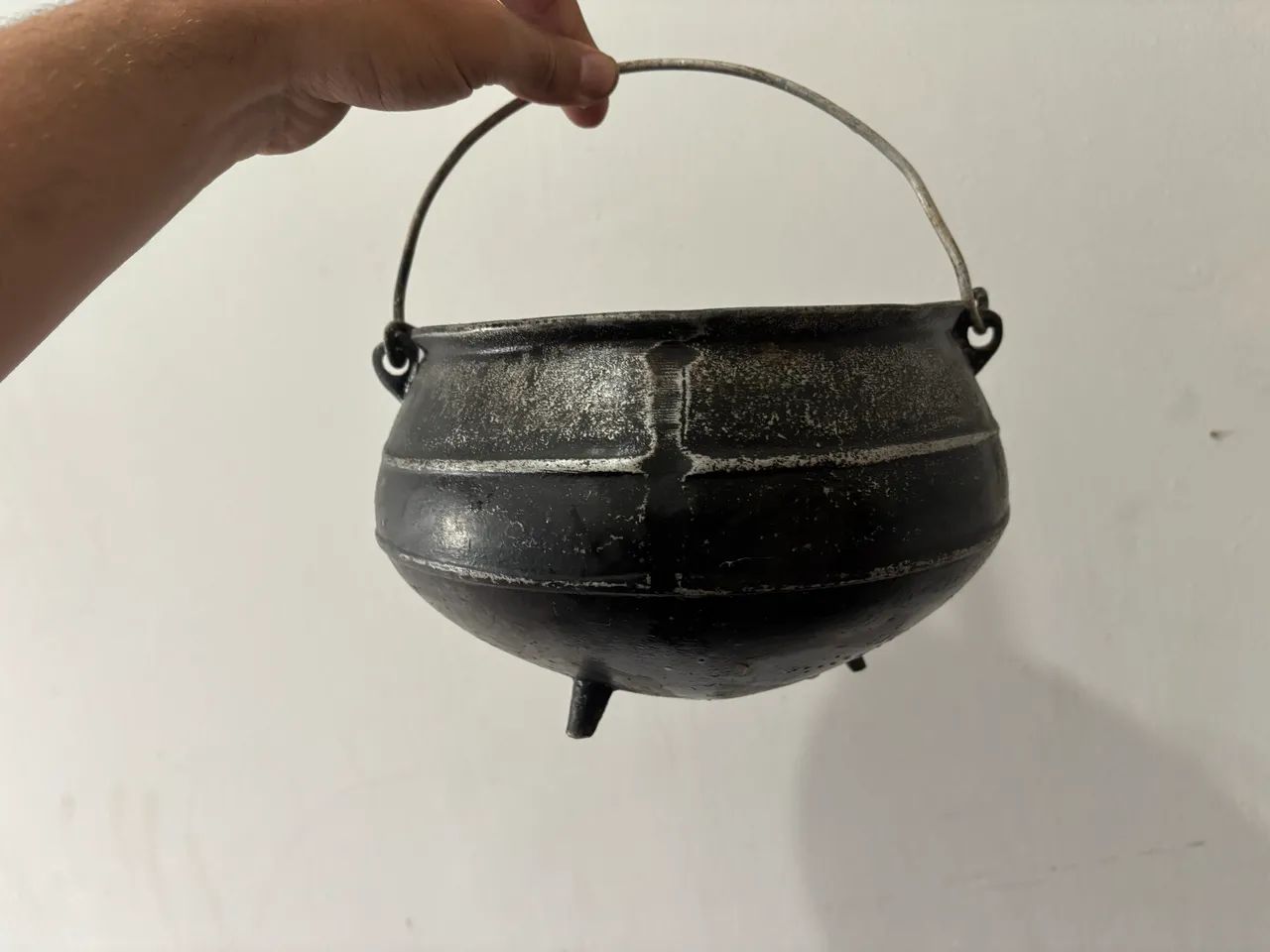 Caldeirão de Ferro Fundido Antigo com Alça - Peça Vintage/Rústica - Foto 3