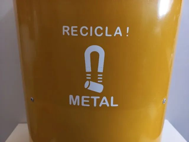 Lixeiras de fibra - 100L; (1 amarela, 3 azuis) - Foto 2