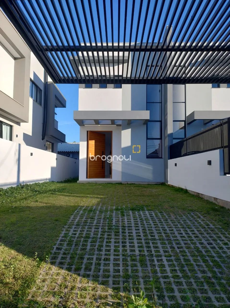 Casa 3 dormitórios - 2 suítes / Bairro Carianos