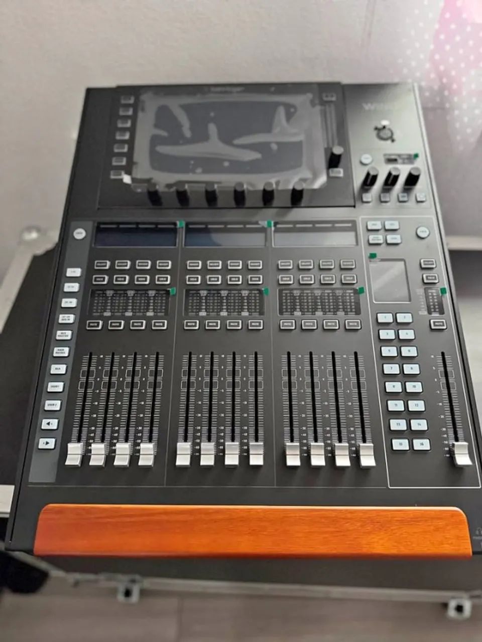 Behringer Wing Compact