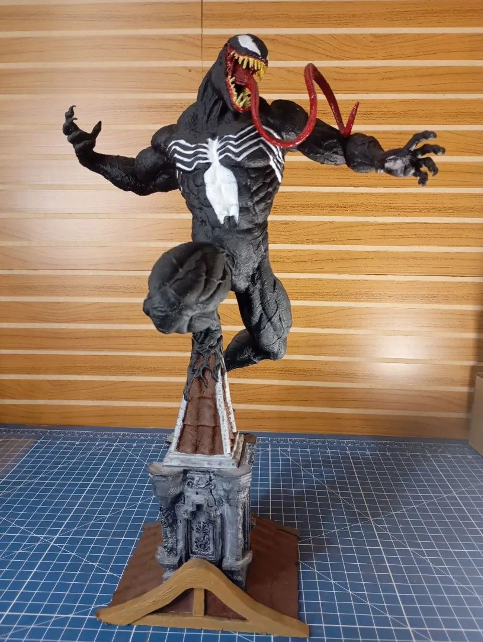 Boneco Venom 50 cm +-