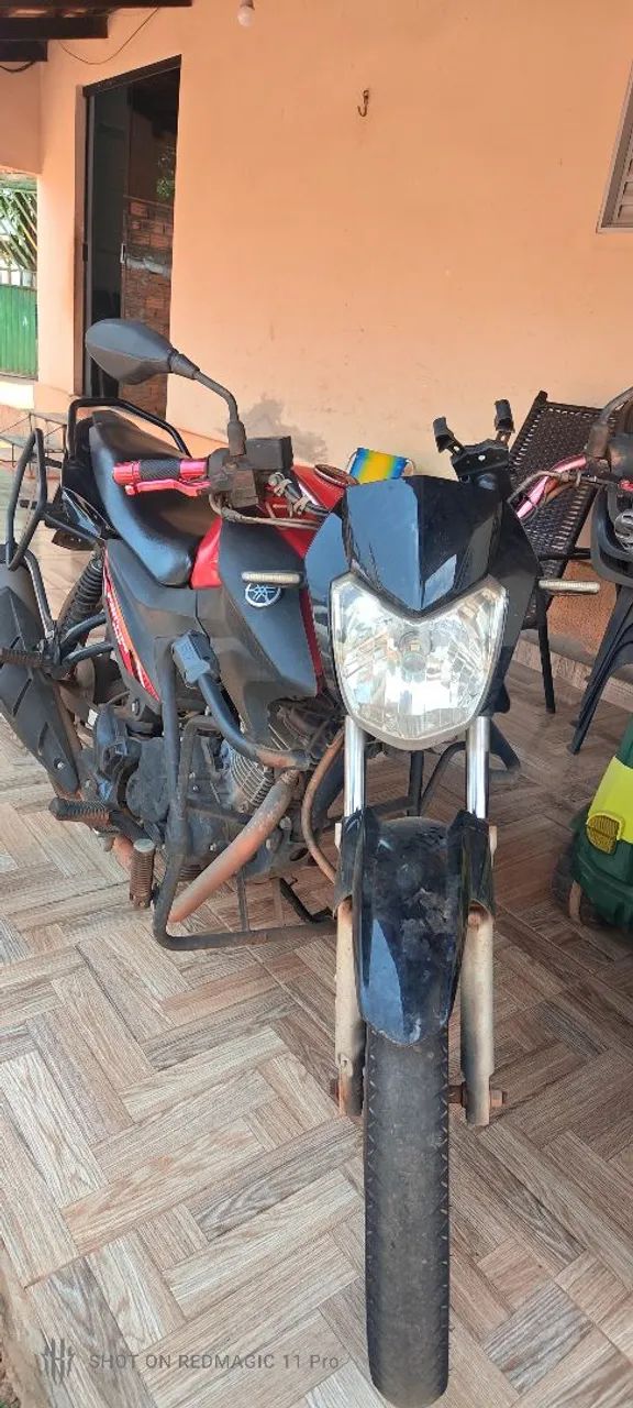 Moto Yamaha, bem conservada.
