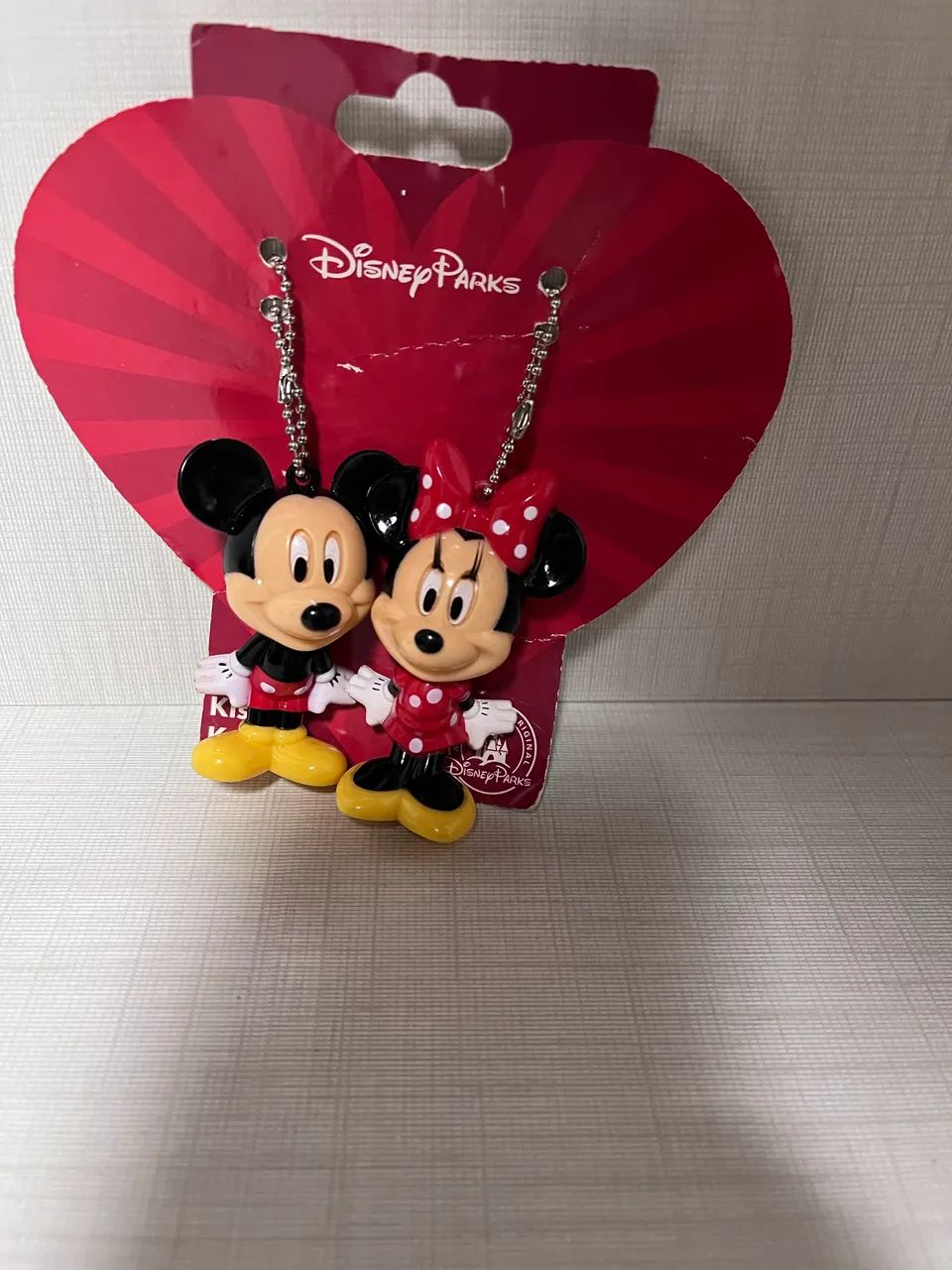 chaveiro estilo pingente com corrente disney parks mickey e minnie - Foto 4