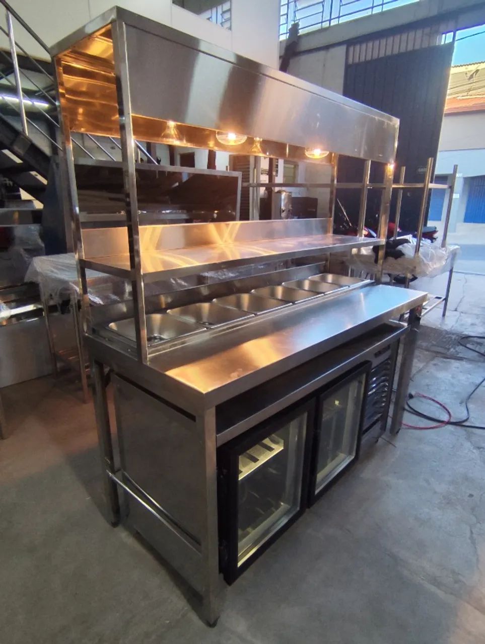 Balcão de montagem central inox com condimentadora refrigerada 