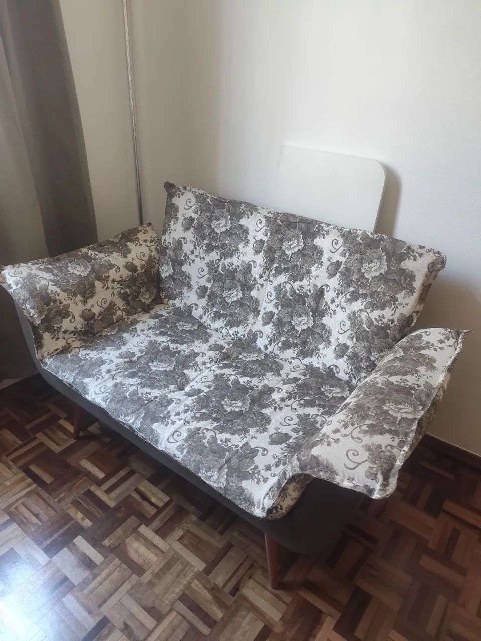 Belíssimo jogo de sofá com poltronas