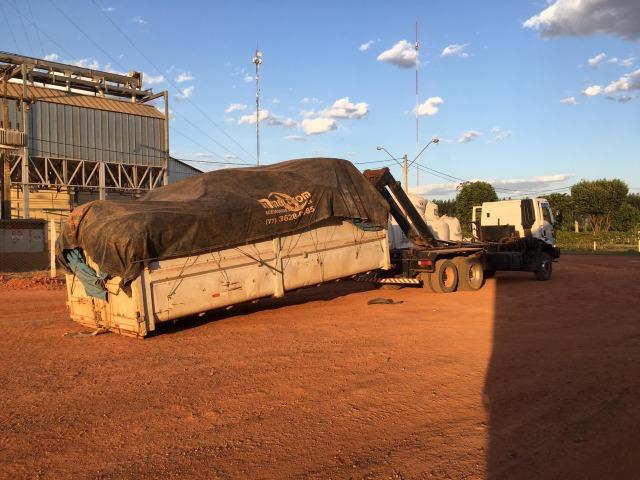 Vende-se Caminhão Ford Cargo 2628, Roll on com caçamba, 2011-2012 - Foto 4