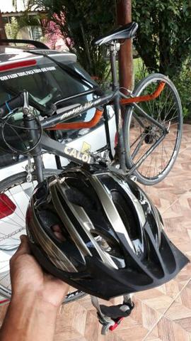 Caloi 10 com capacete e suporte de carro.