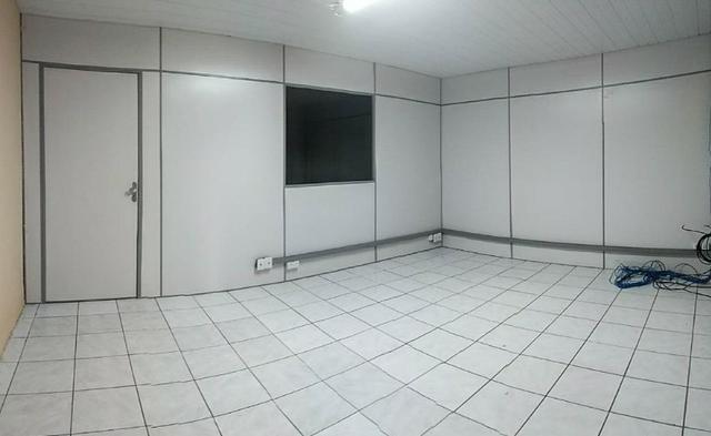 GA0040 Galpão Comercial no Ancuri, 700m² construído, escritório, vaga de garagem - Foto 2