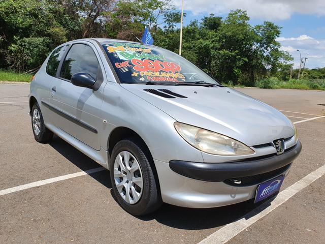 Peugeot 206 2007/08 1.4 com ar condicionado entrada a partir de 990 reais - Foto 4