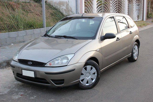 FORD FOCUS HATCH 1.6 COMPLETO LINDO