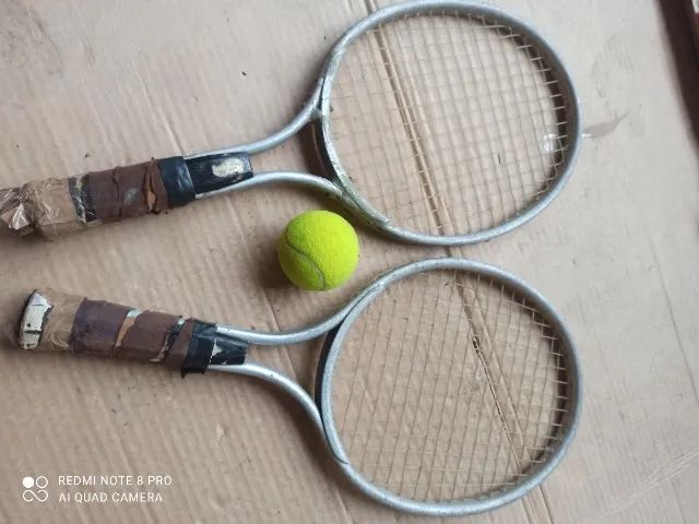 um  par  de  raquetes   de alumínio 
