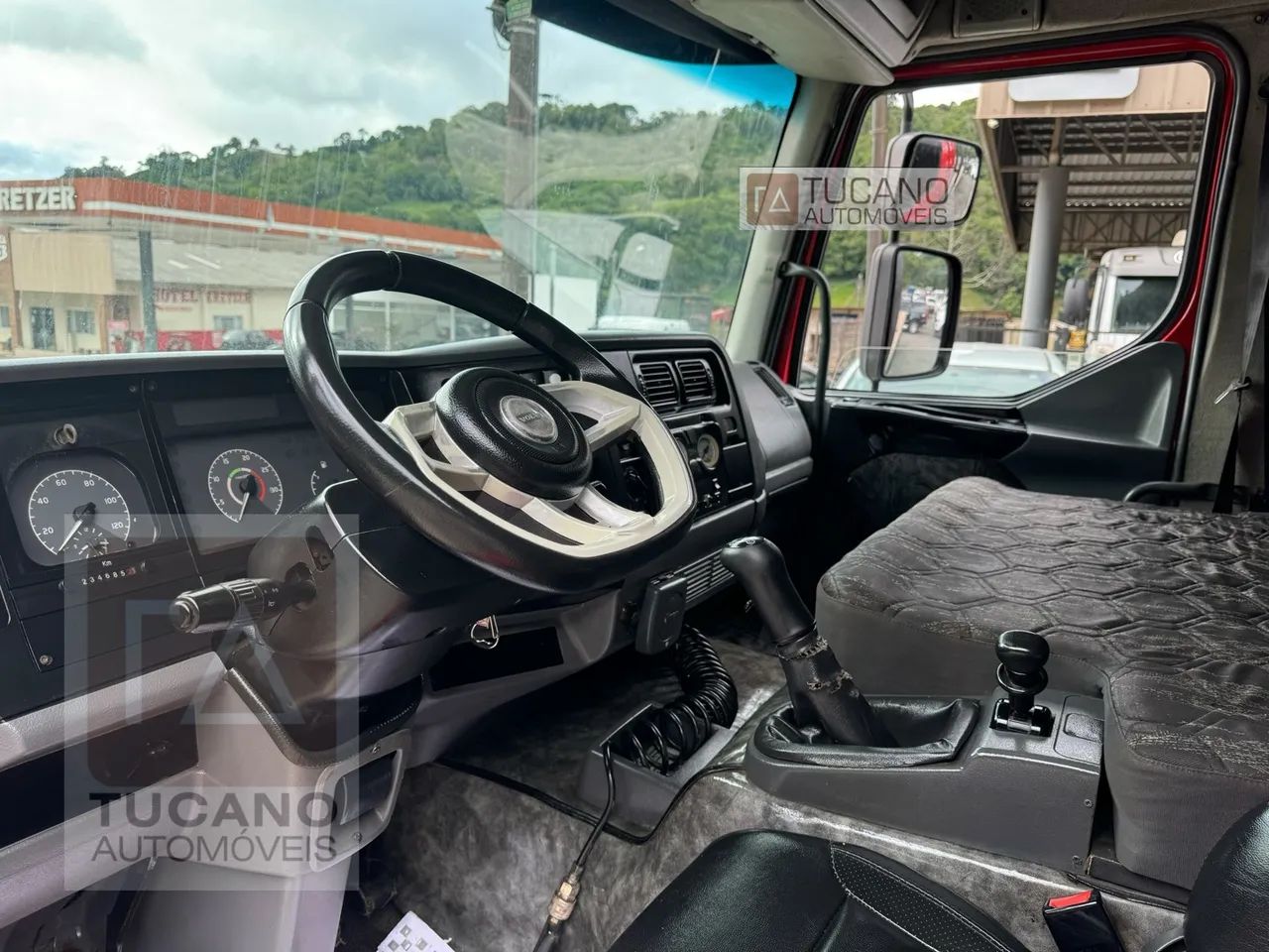 Caminhão Volvo VM 260 Truck - 2012 - Plataforma - Foto 13