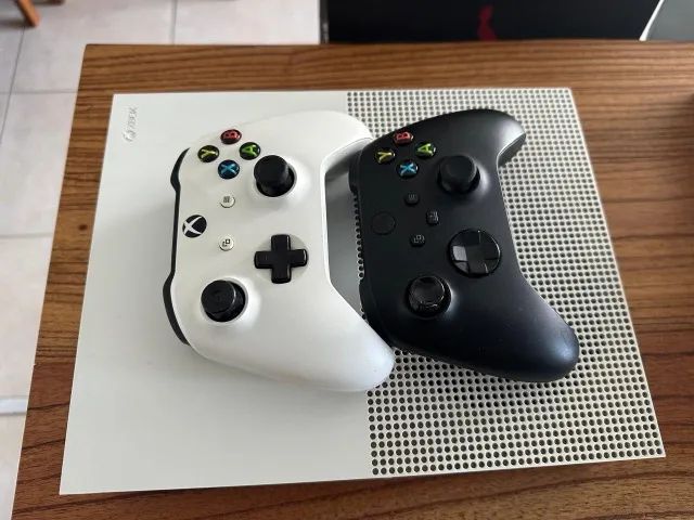 Xbox one s 1TB c/ 2 controles