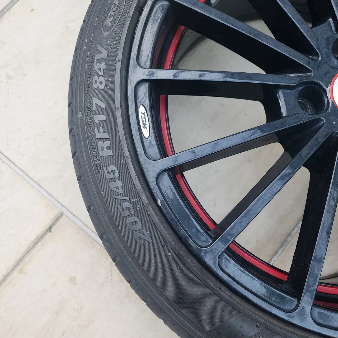 Jogo de pneus com as rodas aro 17  - Foto 2