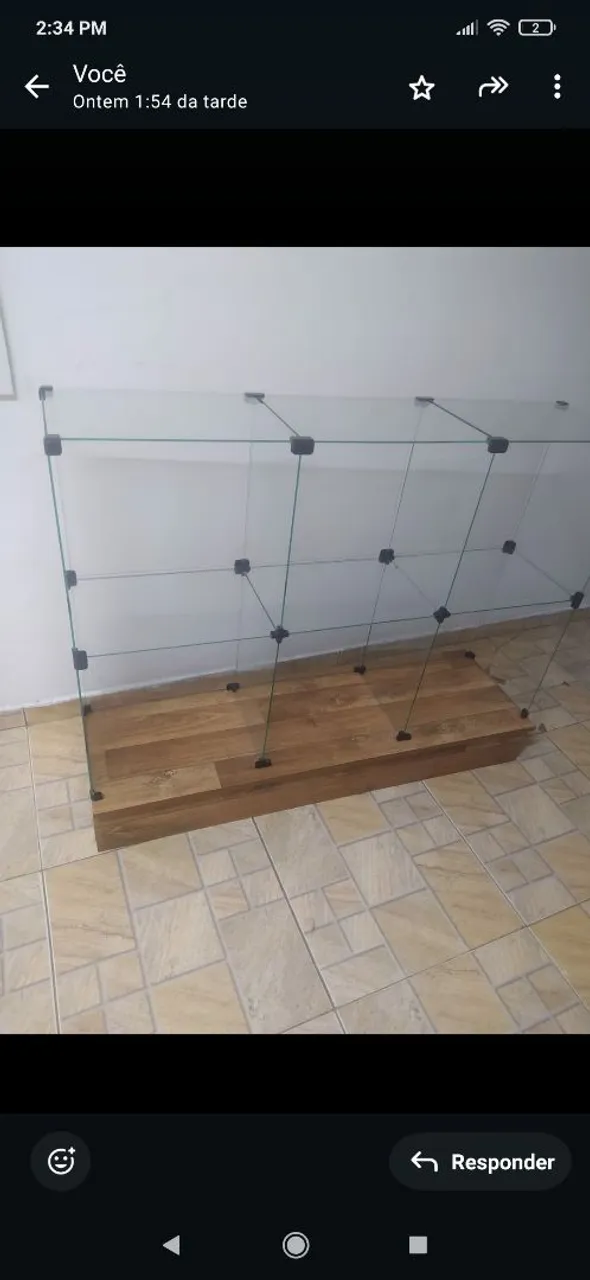 1 Expositor de vidro e 1 de madeira