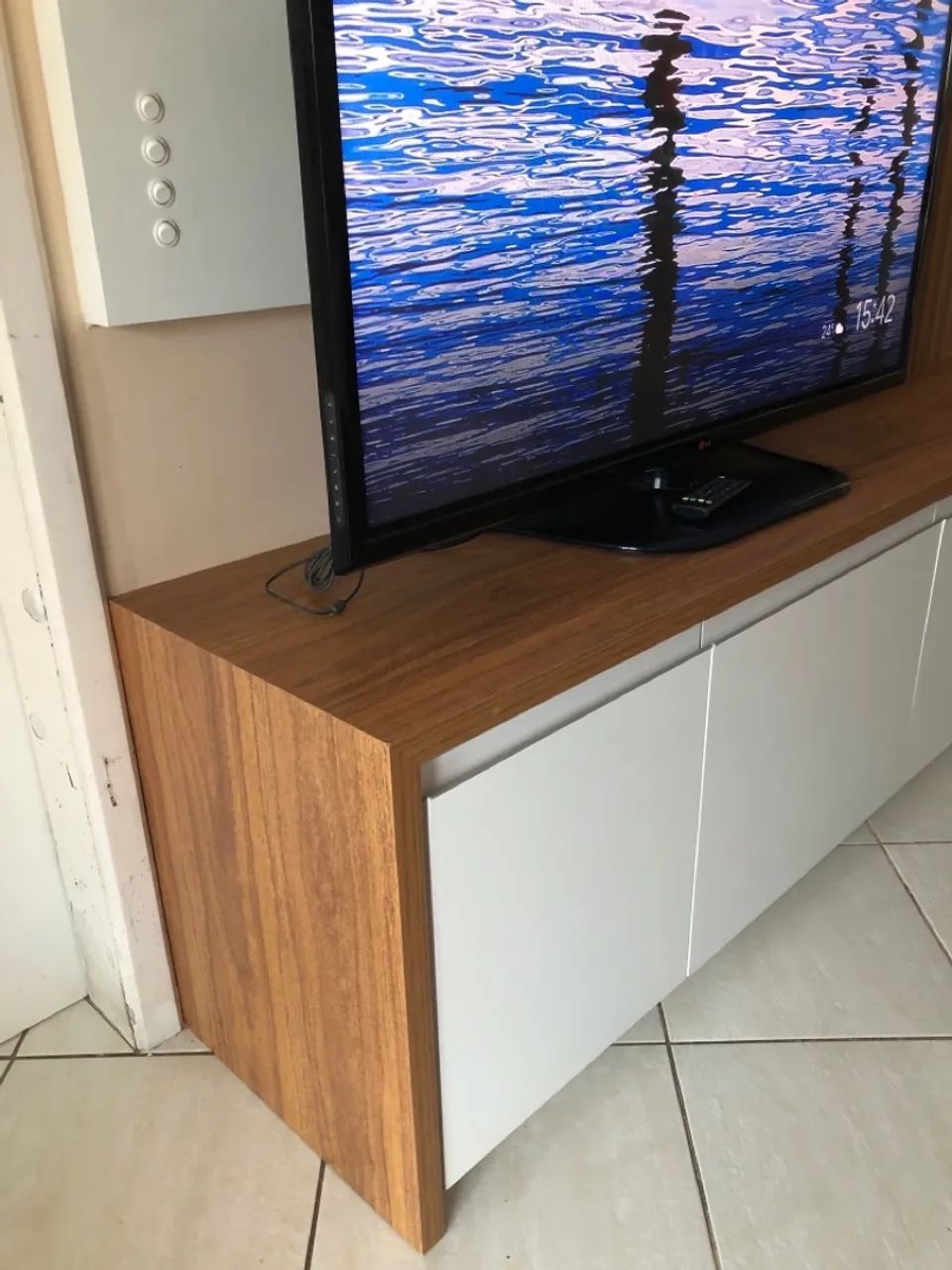 Painel de TV Moderno com Detalhes em Madeira - Foto 2