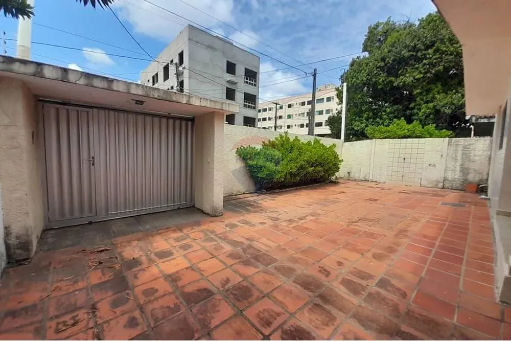 VENDE-SE Casa com 5/4 e uma Edícula em Ponta Negra