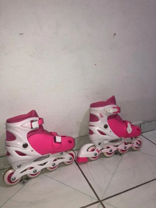 Patins rosa e branco.