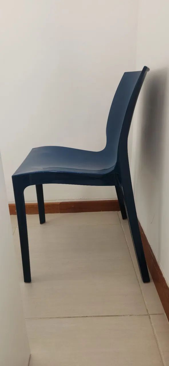 Cadeira de plástico azul - Foto 2