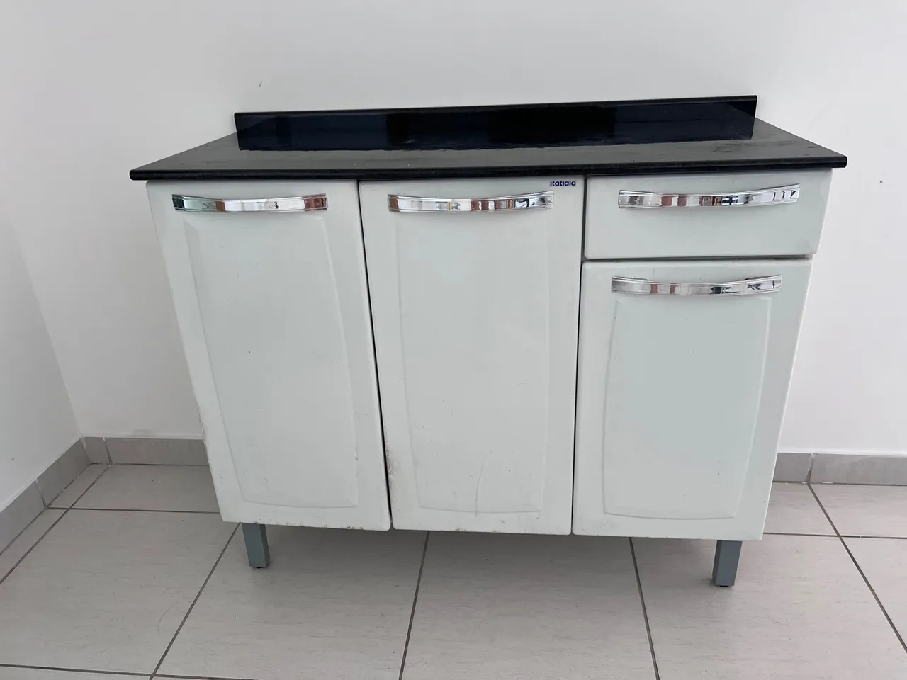 Armário para cozinha com tampo de granito ITATIAIA