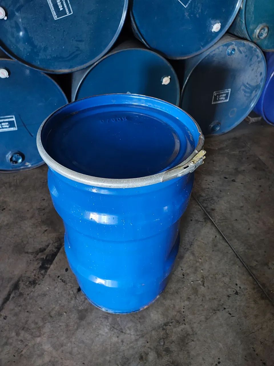 Tambor de ferro de 50 litros com tampa e aro 