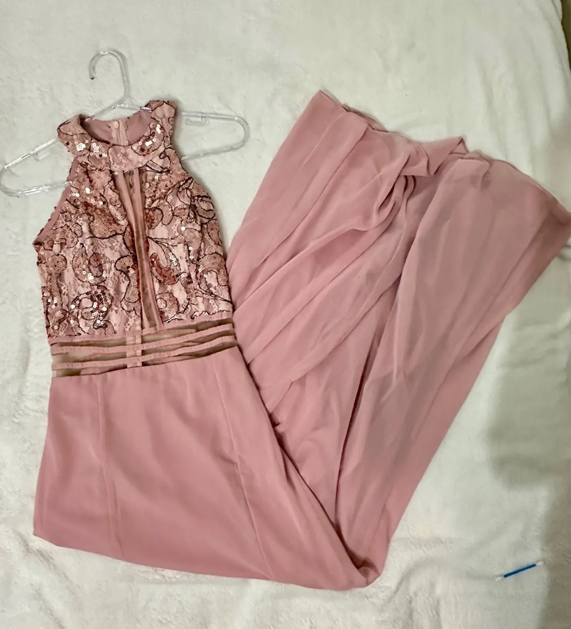 Vestido de festa longo rosa com detalhes em brilho