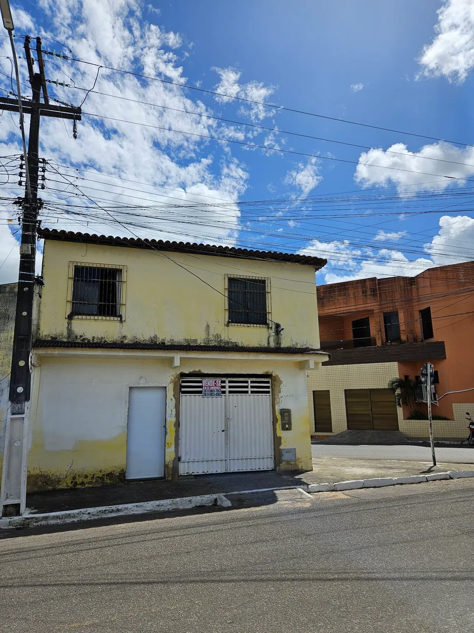 Casa à venda - Excelente localização na Av. Contorno - R$ 320.000