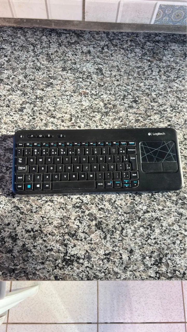 Teclado Logitech com Touchpad - Ideal para Home Office - Foto 3