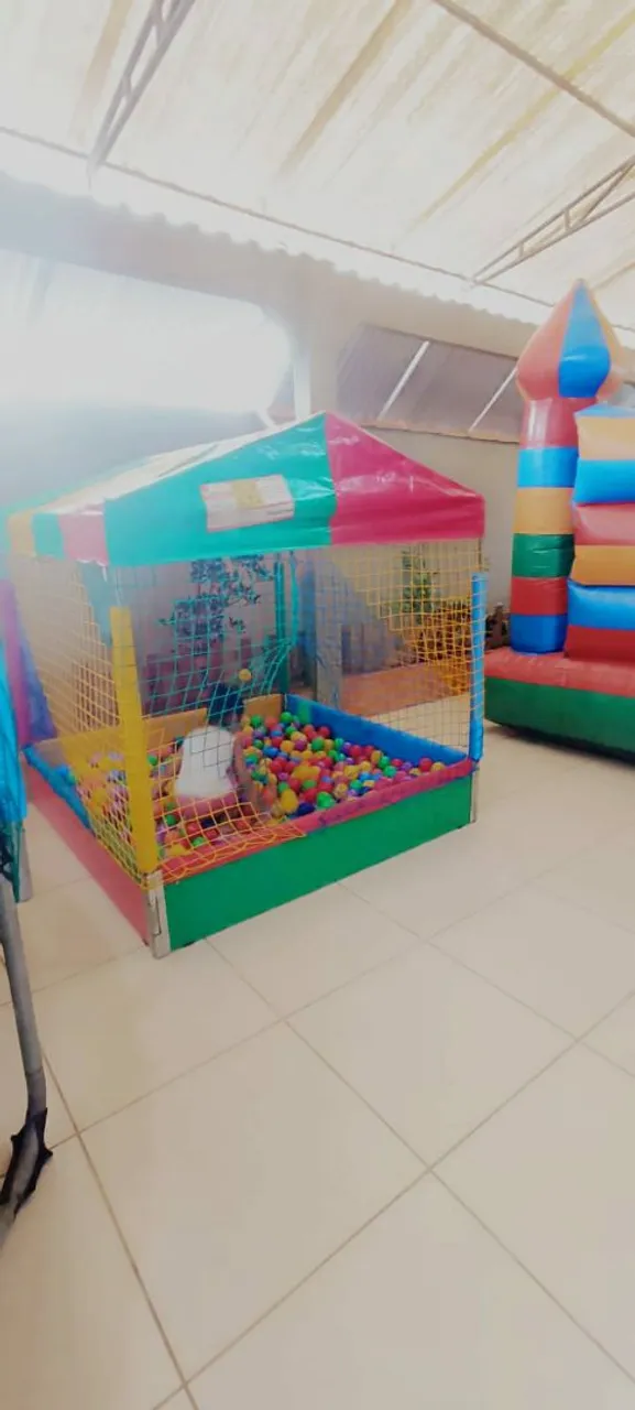 Casinha de Bolinhas e Máquina de algodão doce com barraca