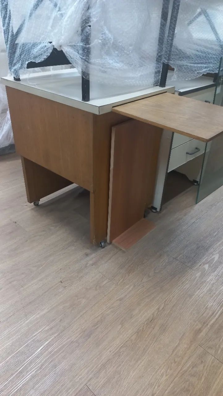 Mesinha auxiliar com extensão na cor beige e amadeirada 60x51