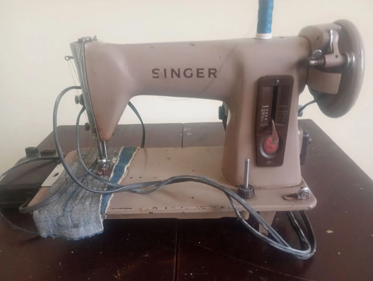 Máquina de costura antiga (não sei se funciona)